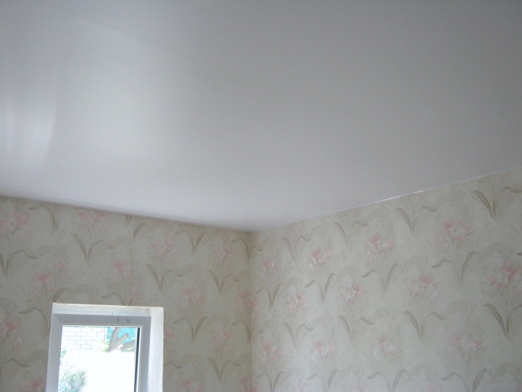Глянцевый белый Натяжной потолок в спальне 16 м²