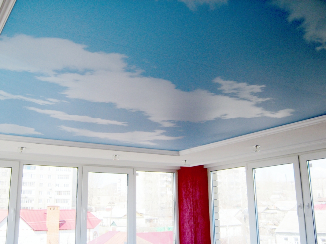Пример потолка "Небо" для гостиной 18 м²