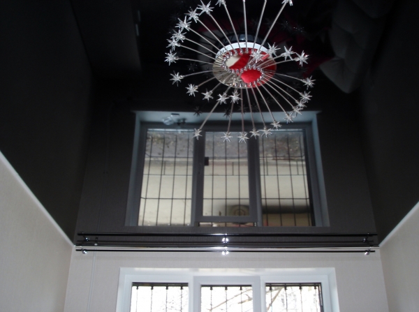 Фотографии цветных потолков