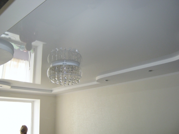 Фотографии потолков в Гостиную