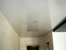 Натяжной потолок в коридор